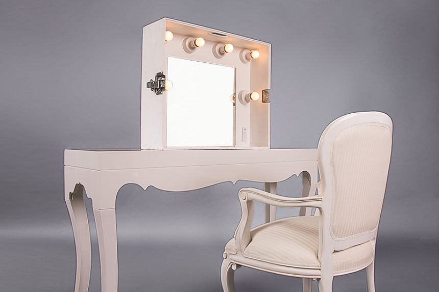 Makeup Mirror - Standard with Lightbulbs thumnail image