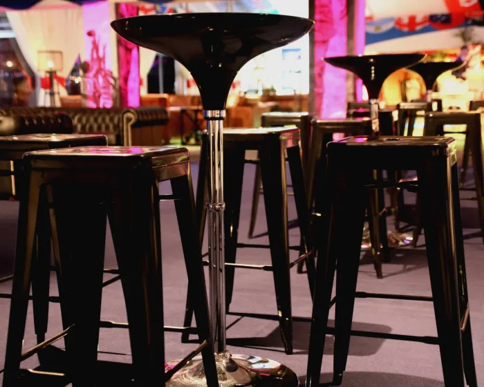 Swan Table – Black